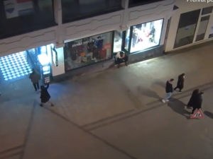 Rozjařená skupinka se fotila s ukradenou dopravní značkou přímo pod kamerou městské policie