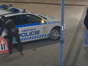 Rozjařená skupinka se fotila s ukradenou dopravní značkou přímo pod kamerou městské policie