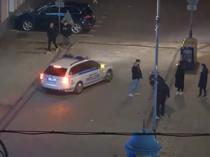 Rozjařená skupinka se fotila s ukradenou dopravní značkou přímo pod kamerou městské policie