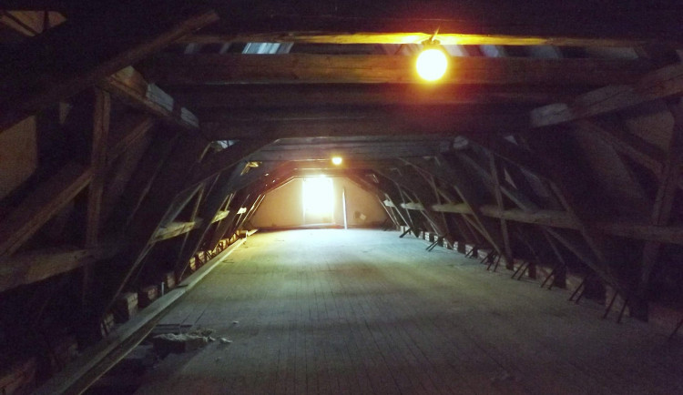 Tajemné historické půdy s původními krovy čekají na veřejnost v Sokolově nad klášterem a kostelem sv. Antonína Paduánského