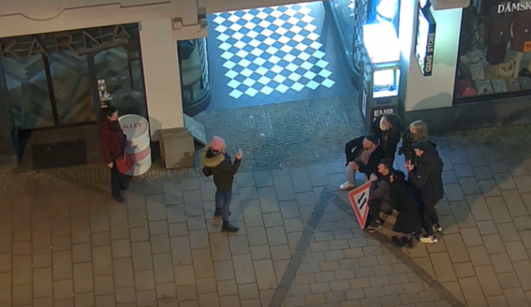Rozjařená skupinka se fotila s ukradenou dopravní značkou přímo pod kamerou městské policie