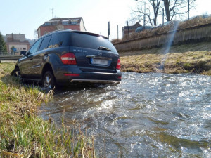 Mercedes prorazil plot a zřítil se z vysokého srázu až do koryta řeky