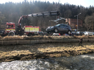 Mercedes prorazil plot a zřítil se z vysokého srázu až do koryta řeky