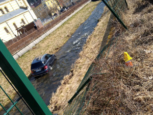 Mercedes prorazil plot a zřítil se z vysokého srázu až do koryta řeky