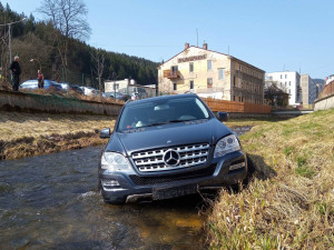 Mercedes prorazil plot a zřítil se z vysokého srázu až do koryta řeky