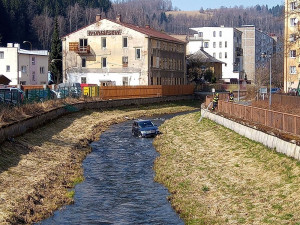 Mercedes prorazil plot a zřítil se z vysokého srázu až do koryta řeky