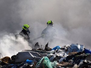 Hasiči dlouhé hodiny bojovali s požárem skládky u Vřesové na Sokolovsku