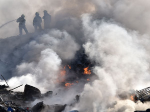 Hasiči dlouhé hodiny bojovali s požárem skládky u Vřesové na Sokolovsku