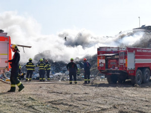 Hasiči dlouhé hodiny bojovali s požárem skládky u Vřesové na Sokolovsku