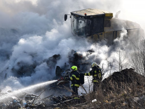 Hasiči dlouhé hodiny bojovali s požárem skládky u Vřesové na Sokolovsku