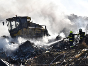 Hasiči dlouhé hodiny bojovali s požárem skládky u Vřesové na Sokolovsku