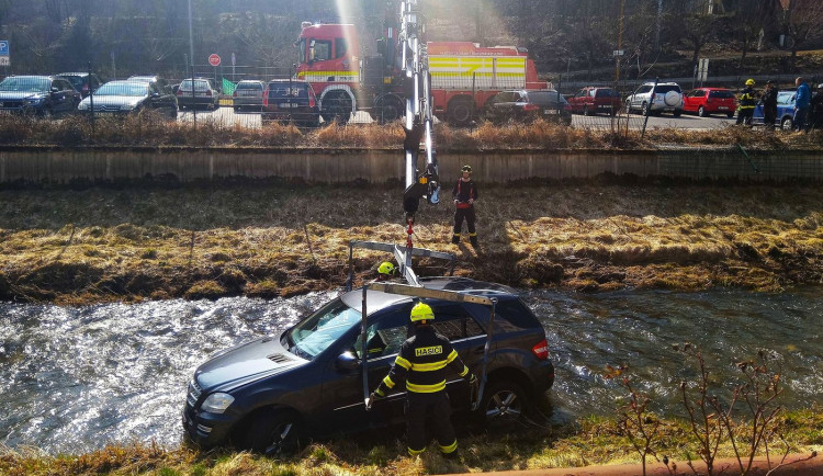 Mercedes prorazil plot a zřítil se z vysokého srázu až do koryta řeky
