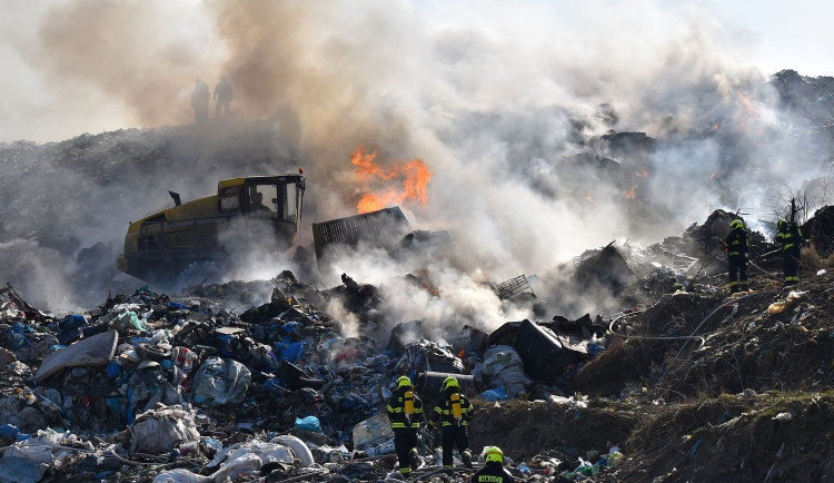 Hasiči dlouhé hodiny bojovali s požárem skládky u Vřesové na Sokolovsku