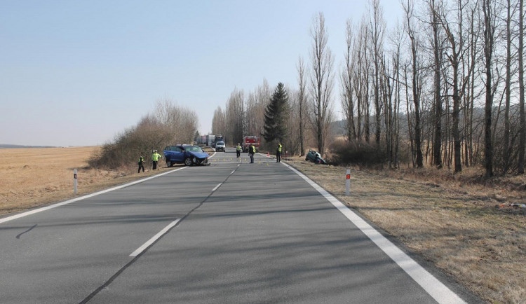 Řidič vyjel ze svého pruhu. Při následném střetu zemřel muž v protijedoucím autě