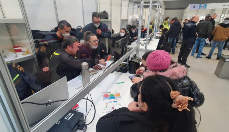 size4-size4-size4-16463225102482-2-asistencni-centrum-na-letisti-behem-dneska-vyuzily-dve-stovky-ukrajincu