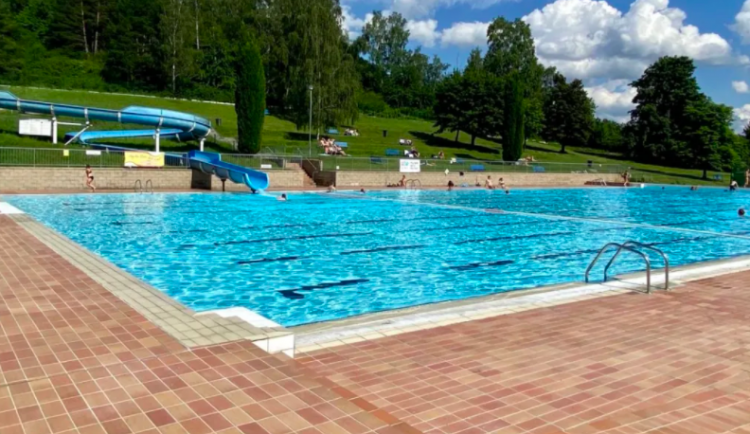 Práce na výměně bazénu na koupališti v Ostrově na Karlovarsku spějí ke konci