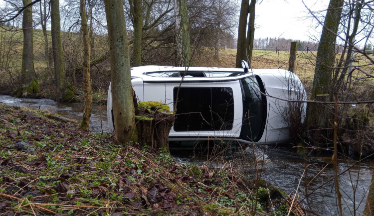 Luxusní BMW skončilo v potoce. Nehoda se obešla bez zranění