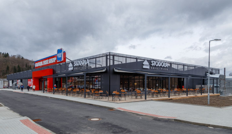 Potůčky mají nové nákupní centrum u hranic s Německem