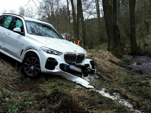 Luxusní BMW skončilo v potoce. Nehoda se obešla bez zranění