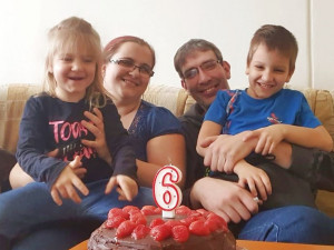 Sedmiletý Martínek dosud nemluví a je na plenách. Rodiče se přesto nevzdávají a snaží se zajistit mu léčbu