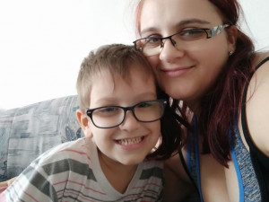 Sedmiletý Martínek dosud nemluví a je na plenách. Rodiče se přesto nevzdávají a snaží se zajistit mu léčbu