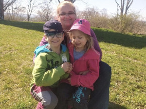 Sedmiletý Martínek dosud nemluví a je na plenách. Rodiče se přesto nevzdávají a snaží se zajistit mu léčbu