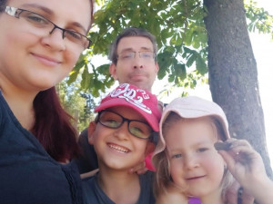 Sedmiletý Martínek dosud nemluví a je na plenách. Rodiče se přesto nevzdávají a snaží se zajistit mu léčbu