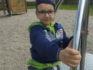 Sedmiletý Martínek dosud nemluví a je na plenách. Rodiče se přesto nevzdávají a snaží se zajistit mu léčbu