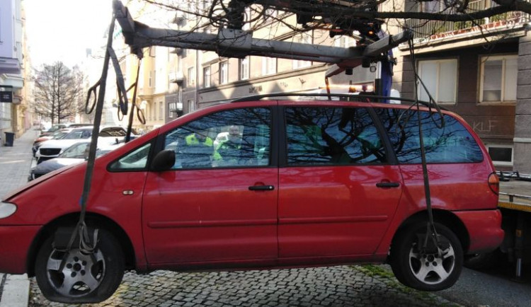 Z karlovarských ulic a veřejných prostranství už letos zmizely čtyři desítky autovraků