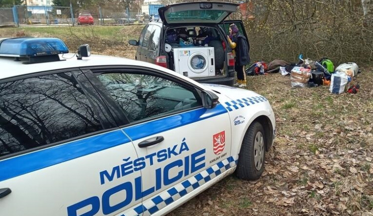 Strážníci městské policie jeli prověřit černou skládku, překvapili je tam cizinci s kuriózním vysvětlením
