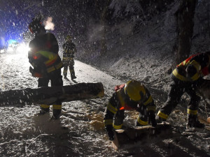 Těžký sníh v noci lámal a vyvracel desítky stromů, hasiči v Karlovarském kraji se ještě nezastavili