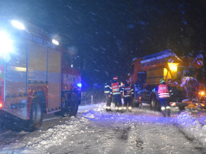 Těžký sníh v noci lámal a vyvracel desítky stromů, hasiči v Karlovarském kraji se ještě nezastavili