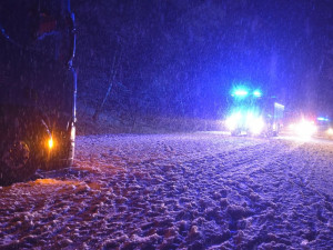 Těžký sníh v noci lámal a vyvracel desítky stromů, hasiči v Karlovarském kraji se ještě nezastavili