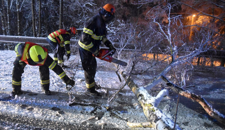 Těžký sníh v noci lámal a vyvracel desítky stromů, hasiči v Karlovarském kraji se ještě nezastavili