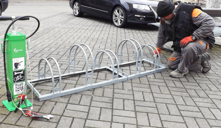 Cyklisté dostali v Sokolově servisní stojany