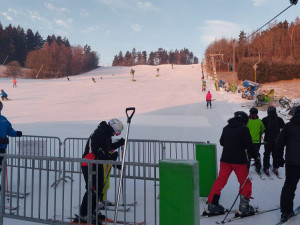 Velikonoční volno i slunečné počasí nalákaly do areálu Klínovec desítky lyžařů