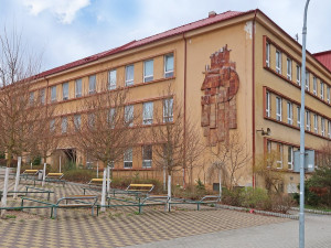 Karlovarská ODS navrhuje odstranit srp a kladivo ze základní školy
