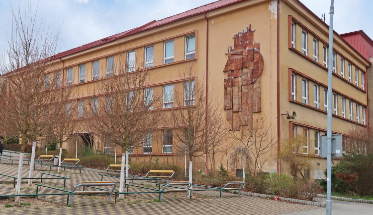 Karlovarská ODS navrhuje odstranit srp a kladivo ze základní školy.