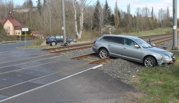 Řidička havarovala na železničním přejezdu. Pravděpodobně dostala smyk