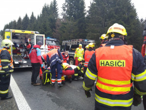Matka pohřešovala svého syna. Policisté ho po několika hodinách našli zaklíněného ve zdemolovaném autě