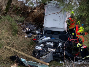 Matka pohřešovala svého syna. Policisté ho po několika hodinách našli zaklíněného ve zdemolovaném autě