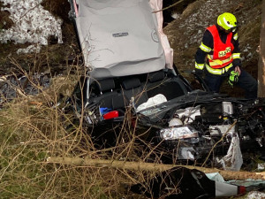 Matka pohřešovala svého syna. Policisté ho po několika hodinách našli zaklíněného ve zdemolovaném autě