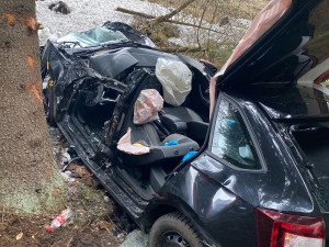 Matka pohřešovala svého syna. Policisté ho po několika hodinách našli zaklíněného ve zdemolovaném autě