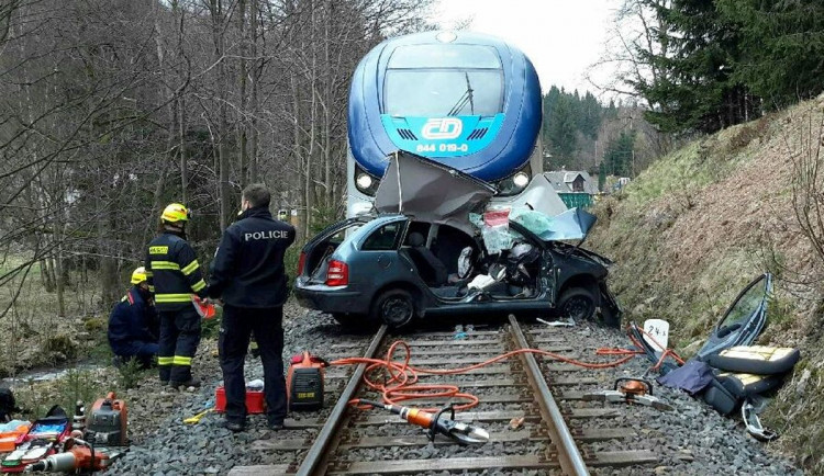 FOTO, VIDEO: U Nejdku na Karlovarsku se srazil vlak s autem