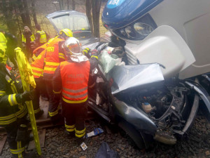 U Nejdku na Karlovarsku se srazil vlak s autem, provoz je přerušený