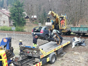 U Nejdku na Karlovarsku se srazil vlak s autem, provoz je přerušený