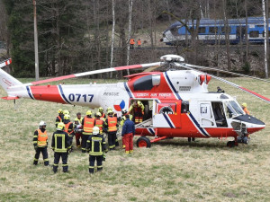 U Nejdku na Karlovarsku se srazil vlak s autem, provoz je přerušený