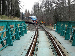 U Nejdku na Karlovarsku se srazil vlak s autem, provoz je přerušený