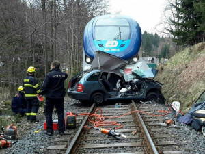 FOTO, VIDEO: U Nejdku na Karlovarsku se srazil vlak s autem