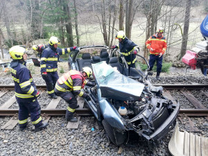 U Nejdku na Karlovarsku se srazil vlak s autem, provoz je přerušený